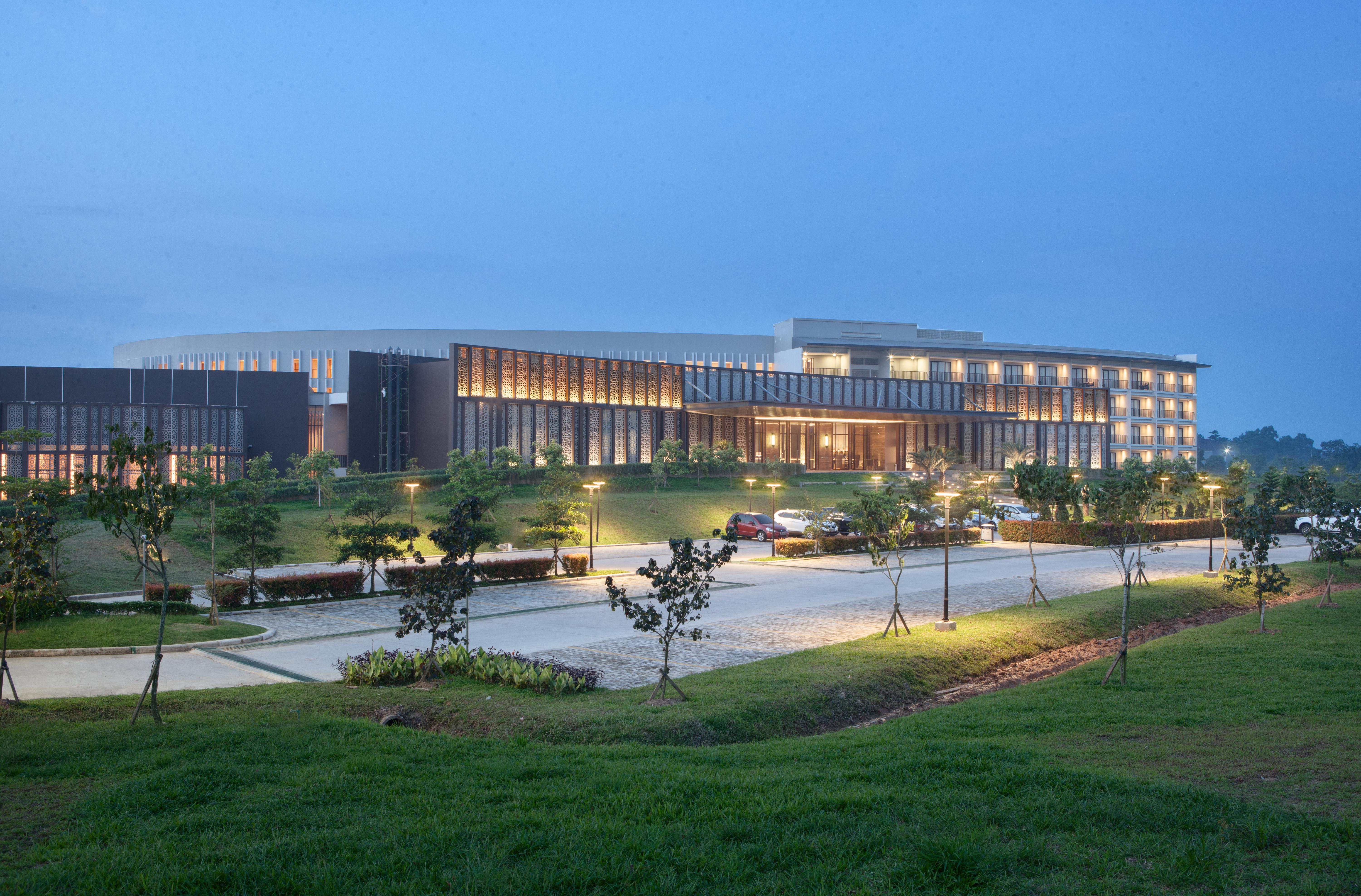 Hotel Santika Premiere Bandara Palimbão Exterior foto