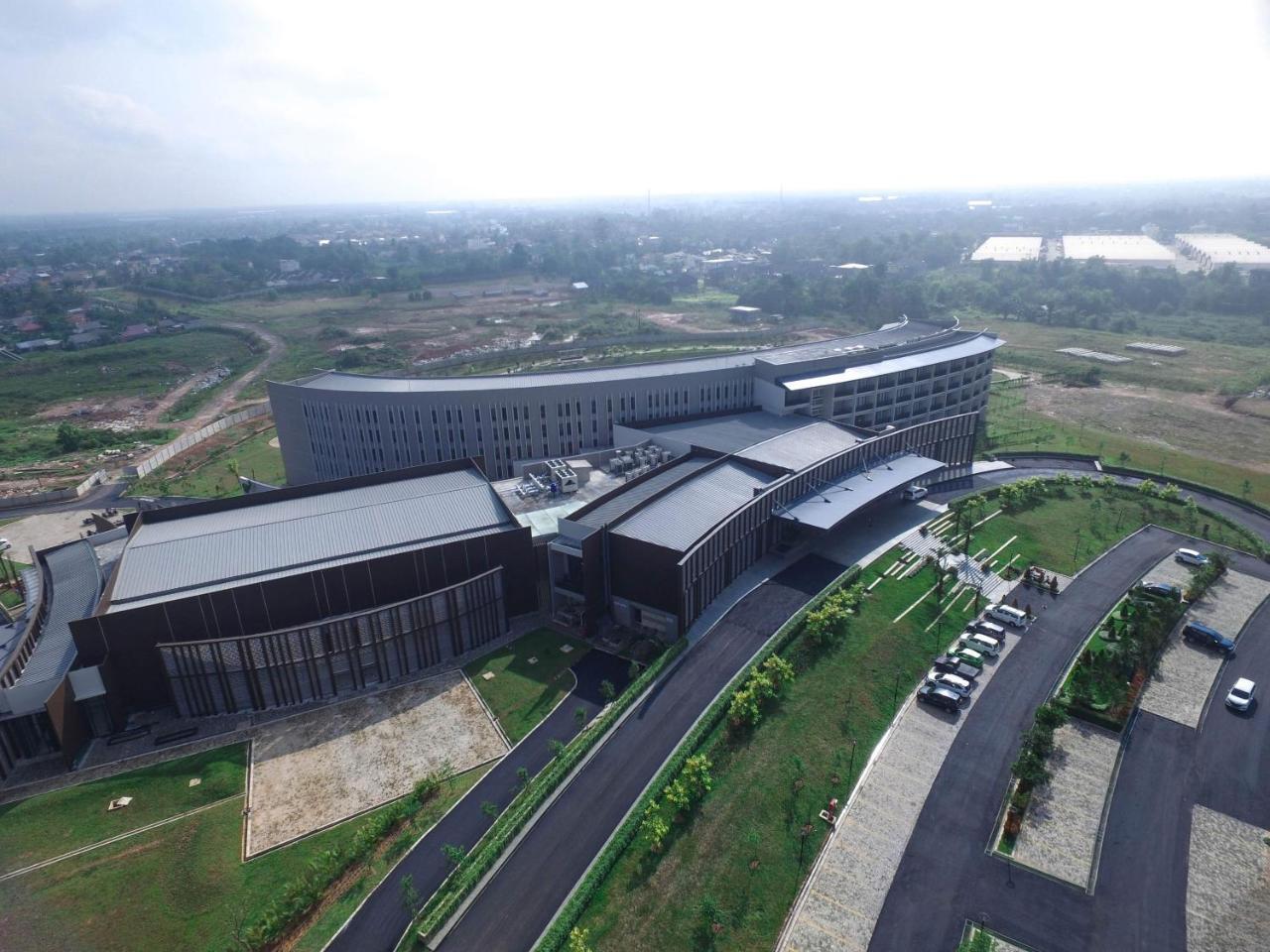 Hotel Santika Premiere Bandara Palimbão Exterior foto